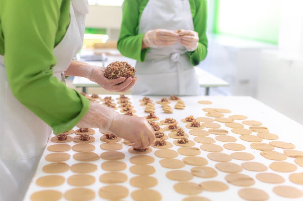 El yapımı mantı — iç harç hazırlama